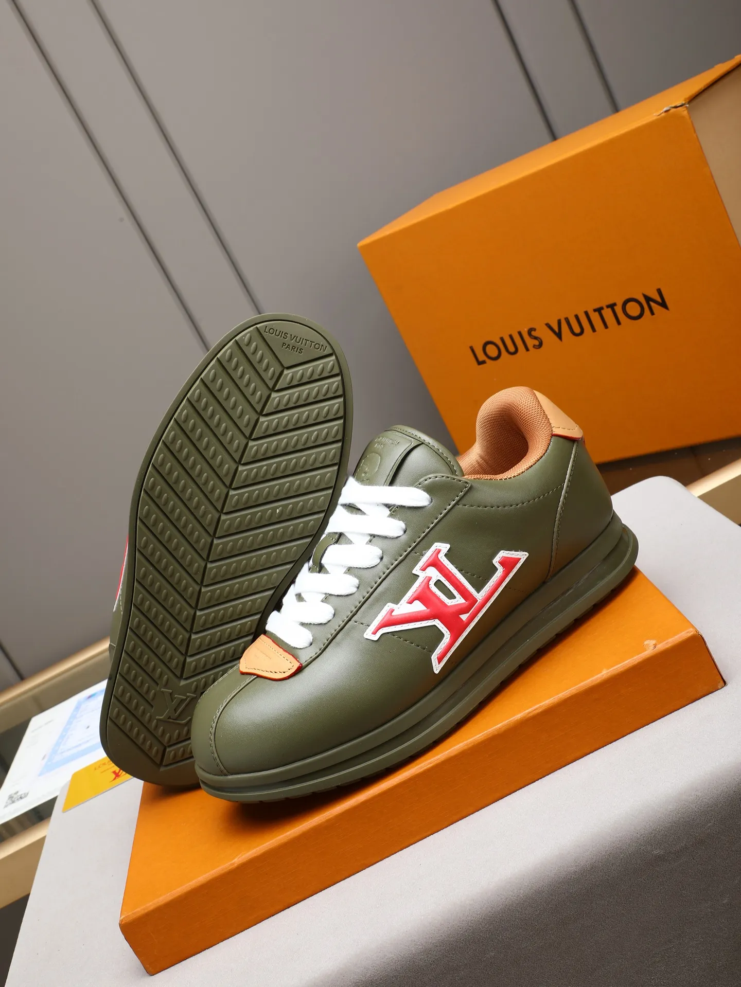 PP560 LV Louis Vuitton L Jialu Brand Runner Tatic Series Thick-soled Casual Sports Shoes Running Shoes Original purchase, development and production This LV Runner Tatic sports shoe combines technical materials such as mesh fabric and ribbons to interpret the inspiration of traditional mountaineering shoes. LV letters are written on one side, the lariat buckle of the quick lacing system is embellished with Monogram flowers and Louis Vuitton logos, and the light and wear-resistant rubber outsole completes the whole. ▪️Fabric: Original imported cowhide + mesh ▪️Inner lining: Original customized breathable mesh ▪️Sole: Original open-molded anti-slip rubber combination material ▪️Size: Men's 38-44 (customized for 45 and 46)